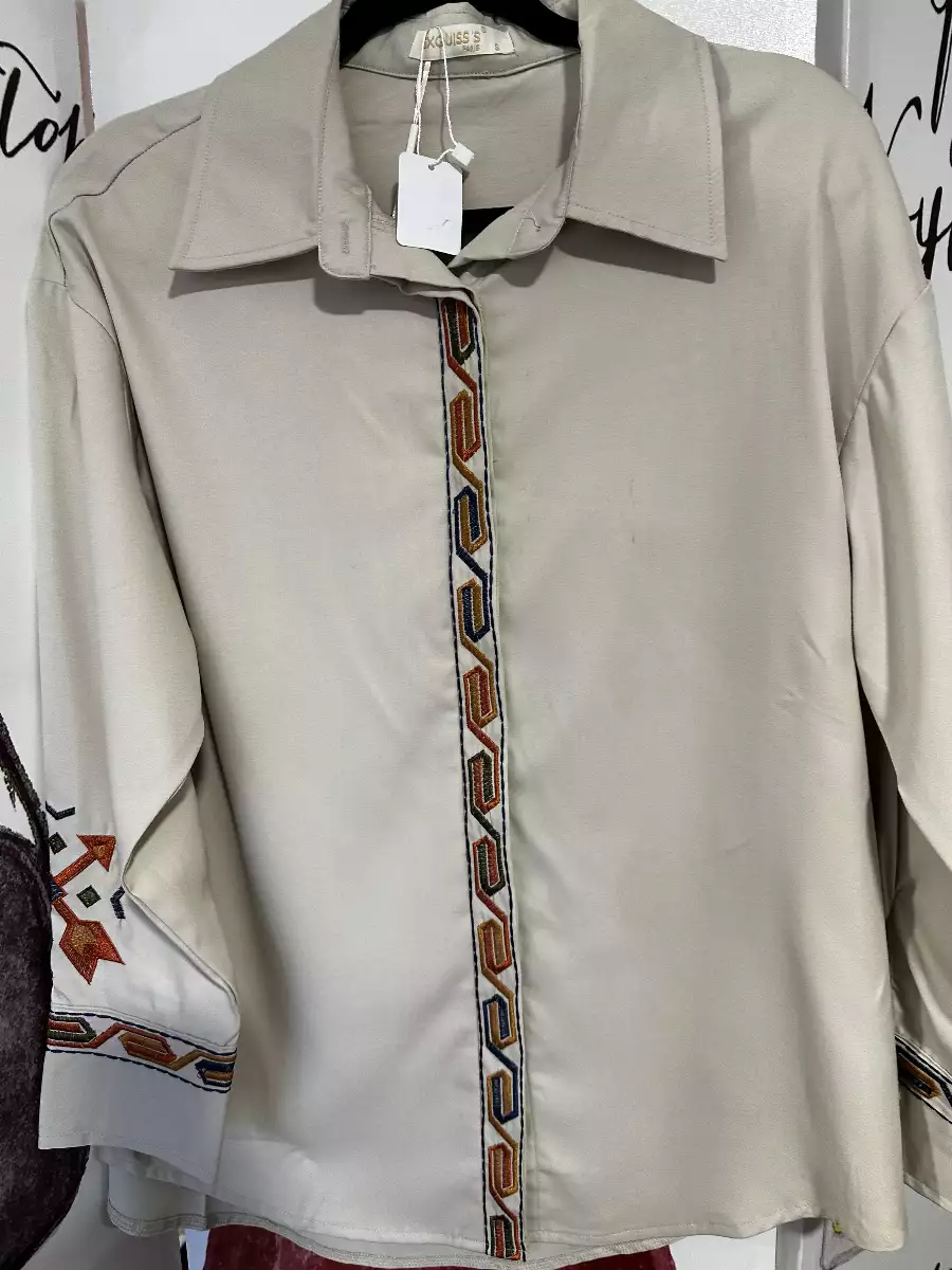 Chemise beige ethnique brodée